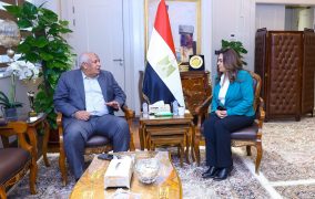 عوض تتابع مع محافظ مطروح الموقف التنفيذي لمشروعات الخطة الاستثمارية ومنظومة المخلفات وملفات التصالح والتقنين