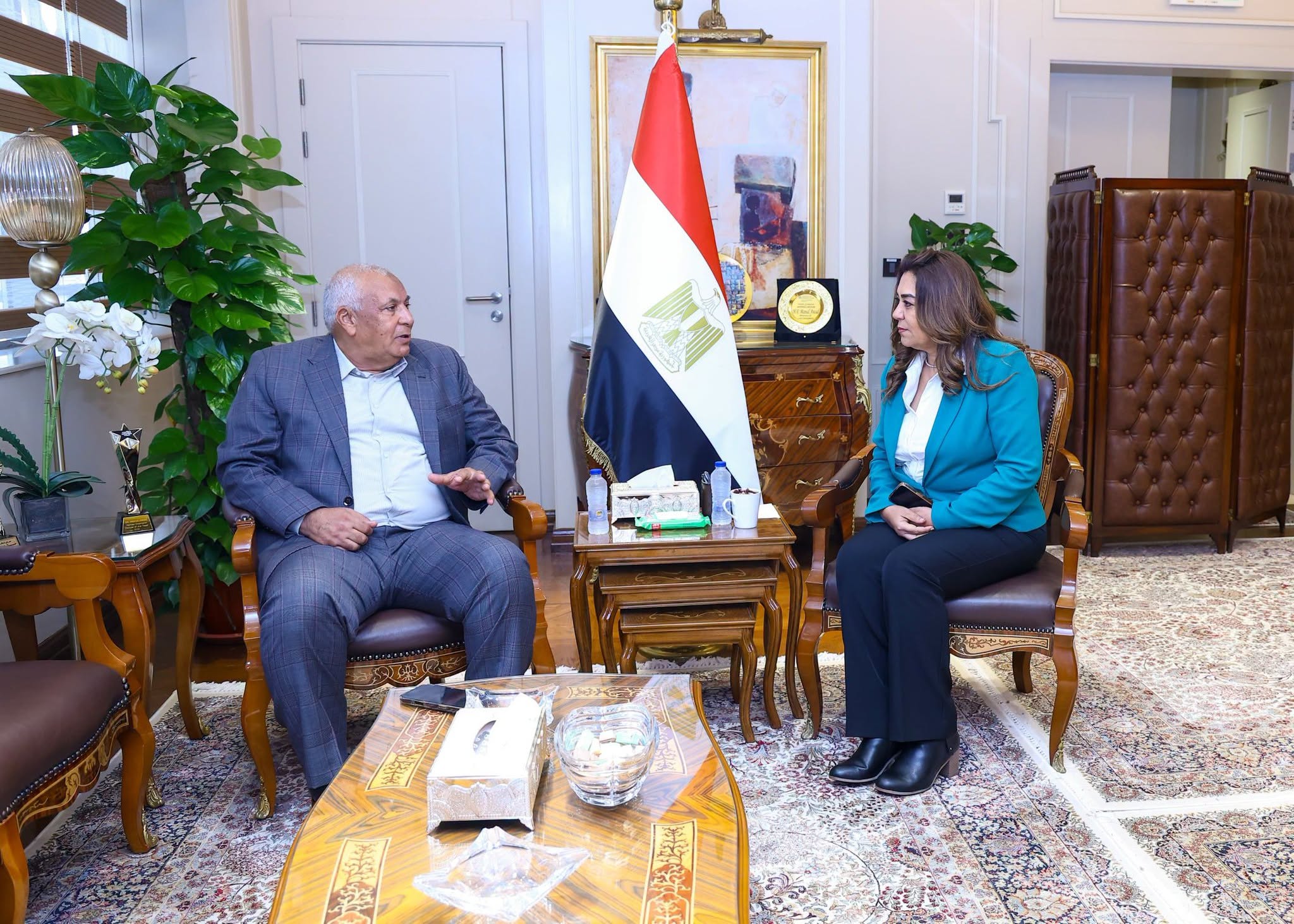 عوض تتابع مع محافظ مطروح الموقف التنفيذي لمشروعات الخطة الاستثمارية ومنظومة المخلفات وملفات التصالح والتقنين