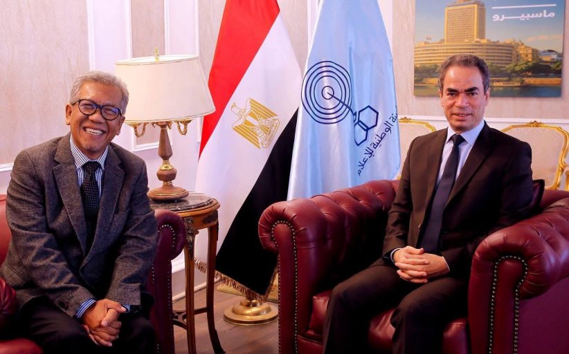 المسلماني يهدي سفير أندونيسيا أغاني أم كلثوم وكتاب ماسبيرو 