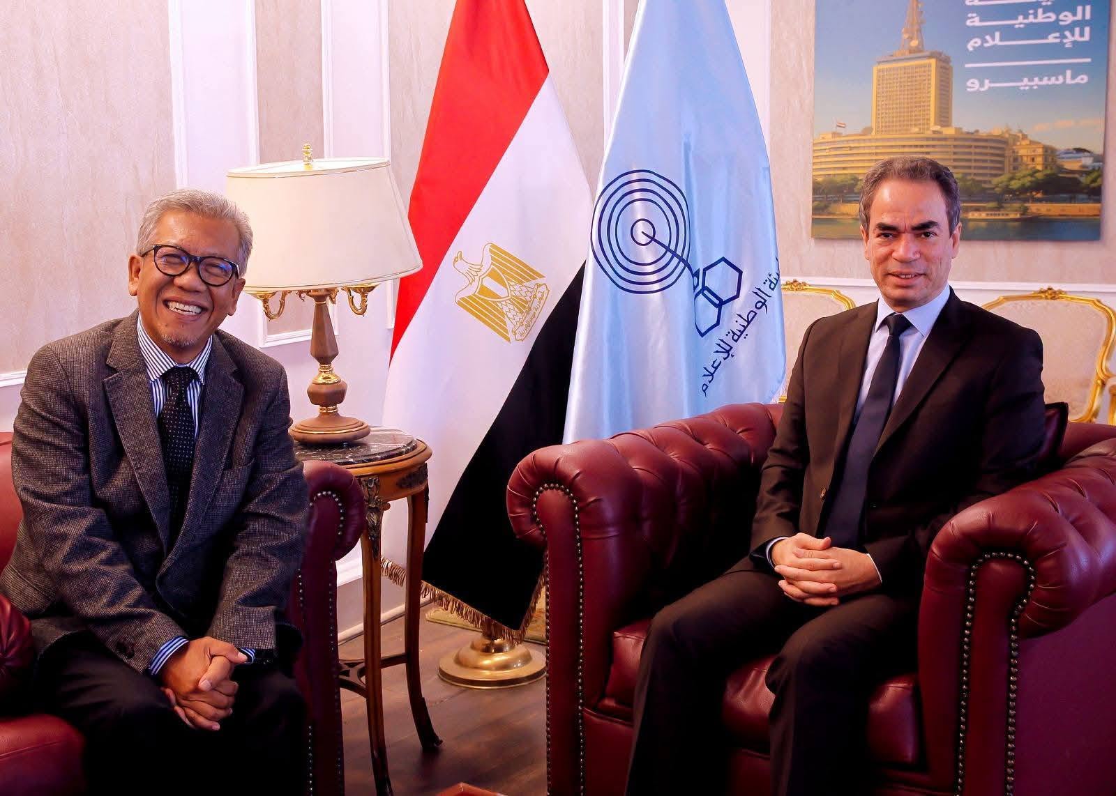المسلماني يهدي سفير أندونيسيا أغاني أم كلثوم وكتاب ماسبيرو 
