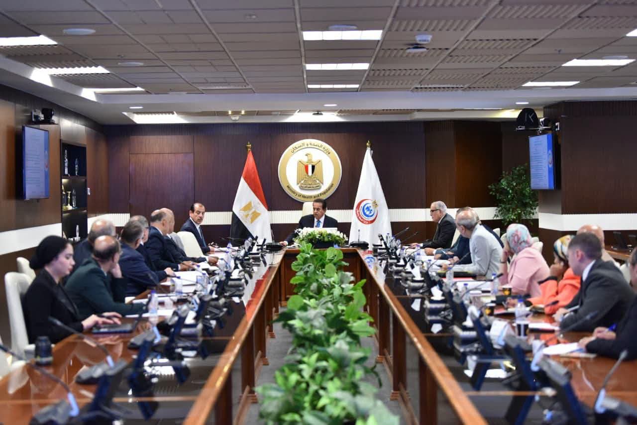 وزير الصحة يناقش ملفات التعاون وتطوير الخدمات الطبية مع التأمين الصحي