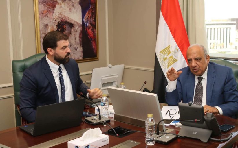 عصمت يبحث مع شركة «هيكا داتا» وتحالف أمريكي متطلبات التغذية الكهربائية