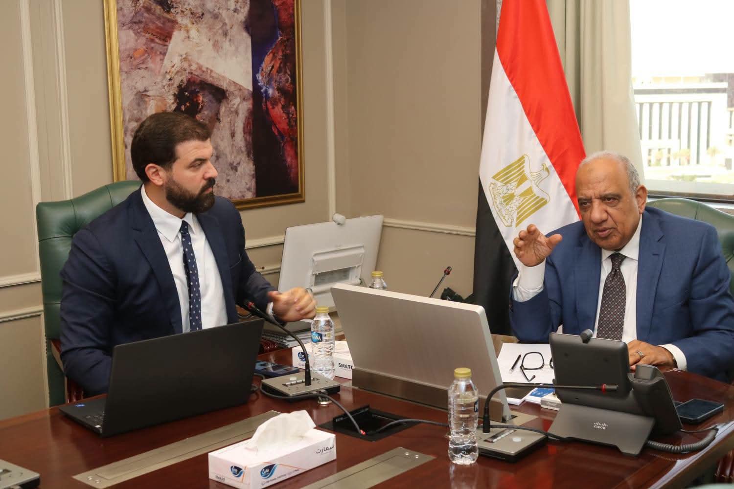 عصمت يبحث مع شركة «هيكا داتا» وتحالف أمريكي متطلبات التغذية الكهربائية