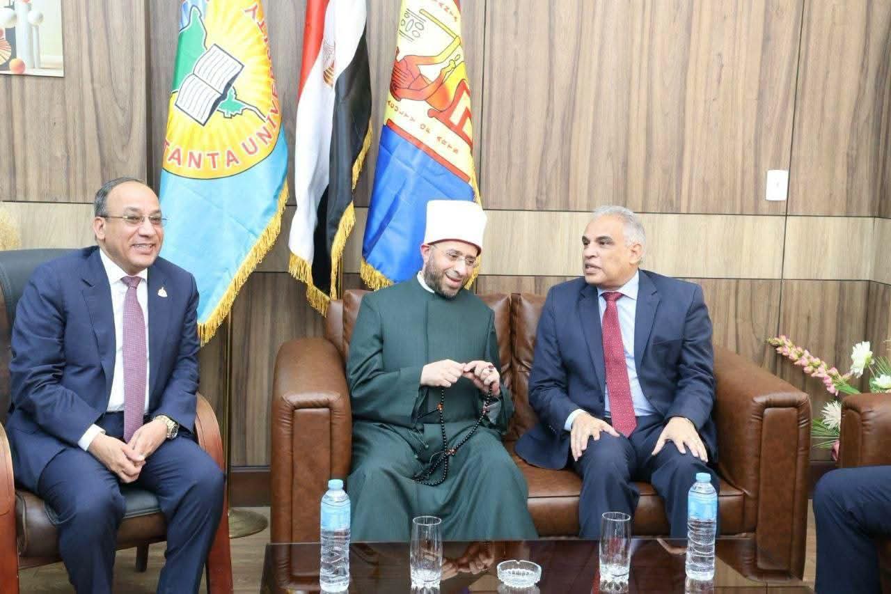 وزير الأوقاف يناقش رسالة دكتوراة حول دور التحول الرقمي في تحسين جودة الحياة الوظيفية