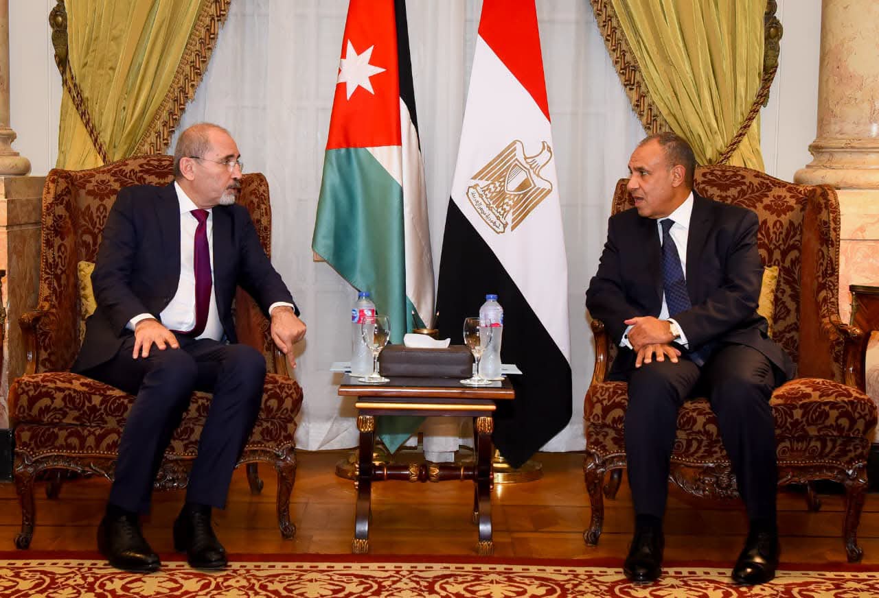 وزير الخارجية يلتقي نظيره الأردني ويبحثان تعزيز العلاقات الثنائية والتطورات الإقليمية
