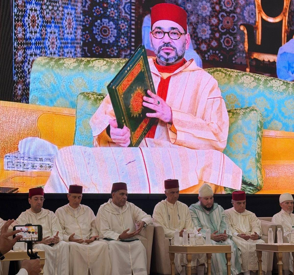 مبعوث الملك محمد السادس يلتقي الشيخ معاذ القادري بودشيش ويسلمه هبة ملكية بزاوية مداغ