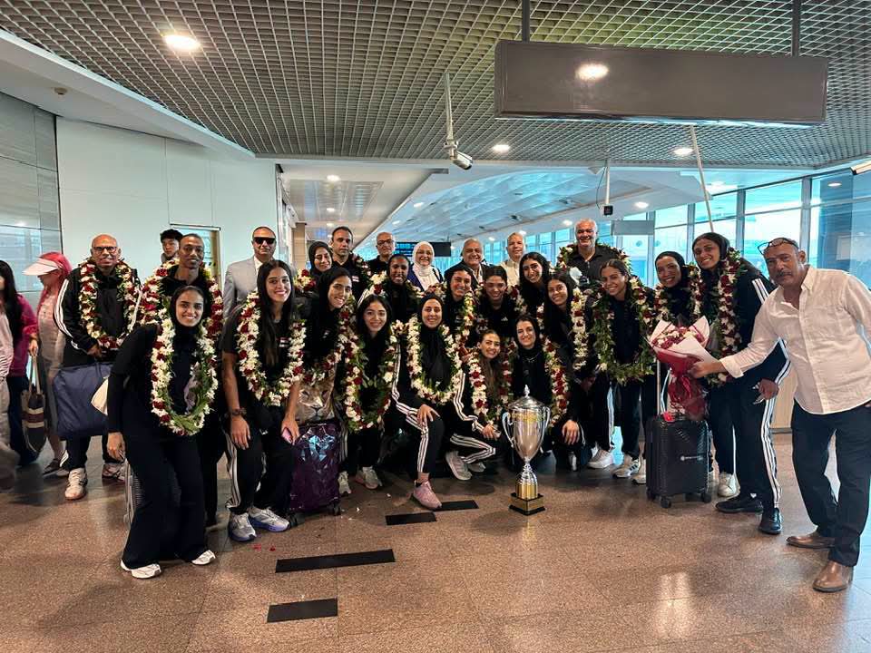 بالورود.. وزارة الرياضة واتحاد الطائرة يستقبلان بطلات أفريقيا بمطار القاهرة بعد التتويج بالبطولة الأفريقية